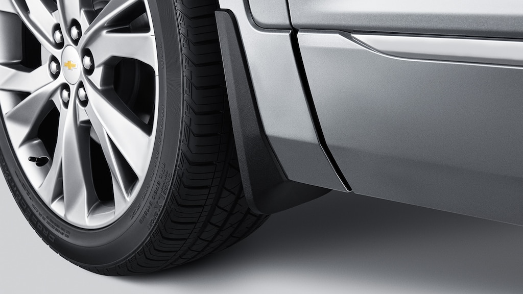 Añade las loderas moldeadas frontales en negro para tu camioneta mediana, Chevrolet Blazer 2024