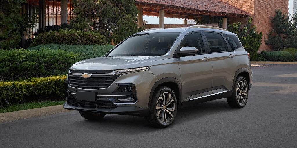  Vista frontal lateral de Chevrolet Captiva 2025, luces delanteras de halógeno con proyector y faros de niebla