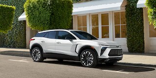 Cristales con tintado profundo de Chevrolet Blazer EV 2025, camioneta SUV eléctrica