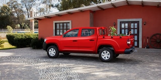 Vista trasera - Chevrolet S10 Max 2025, pickup de doble cabina 4x2 con escalones auxiliares para fácil ingreso a caja